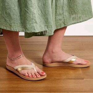 OLUKAI KaeKae Gold/Tan/Cream Strappy Thong Leather Sandals | Flip Flops Size 6‎